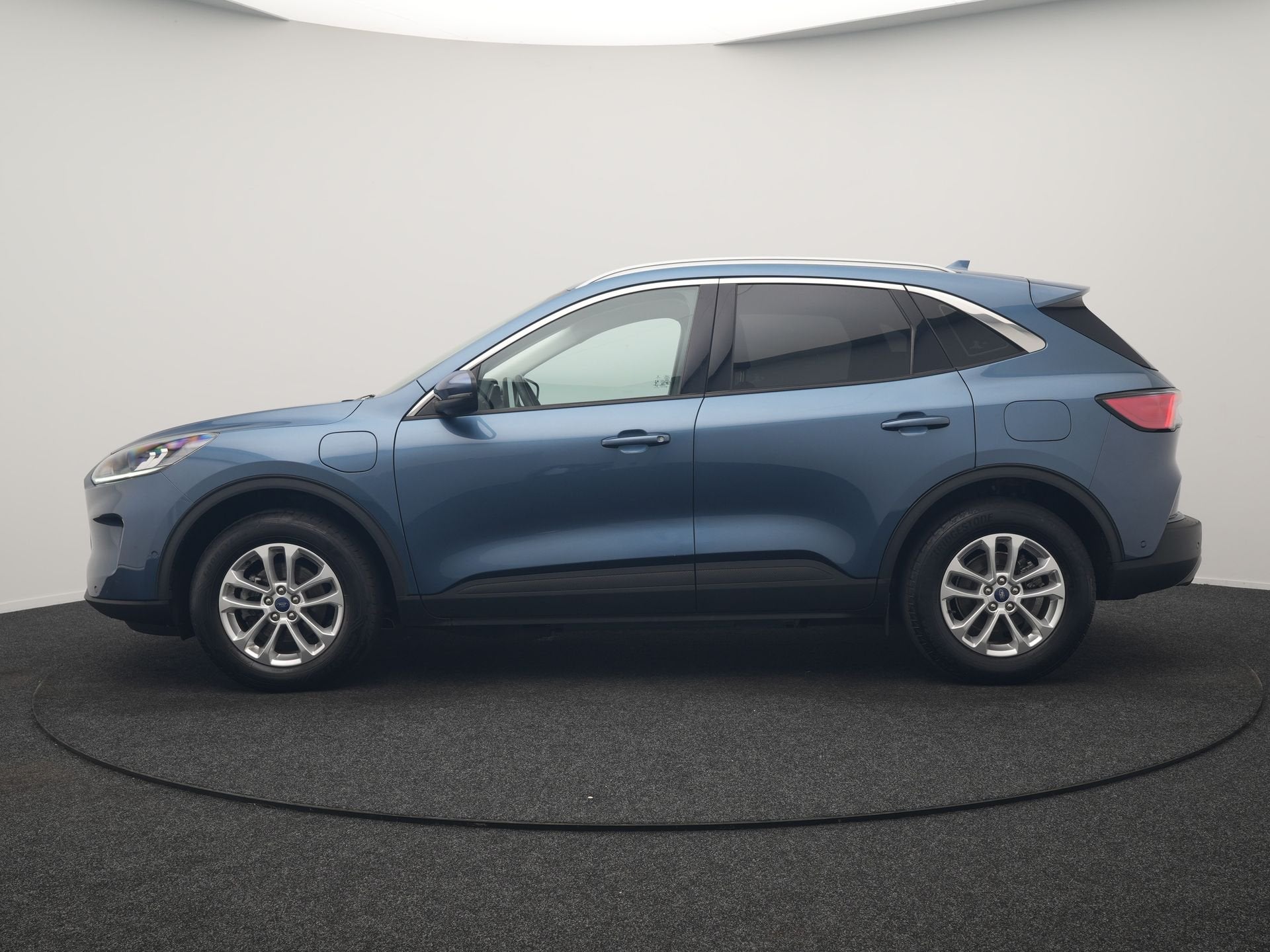 Ford Kuga 2.5 PHEV Titanium 225pk Dealer O.H | Adaptive Crui, Auto's, Ford, Stof, Gebruikt, Zwart, 4 cilinders
