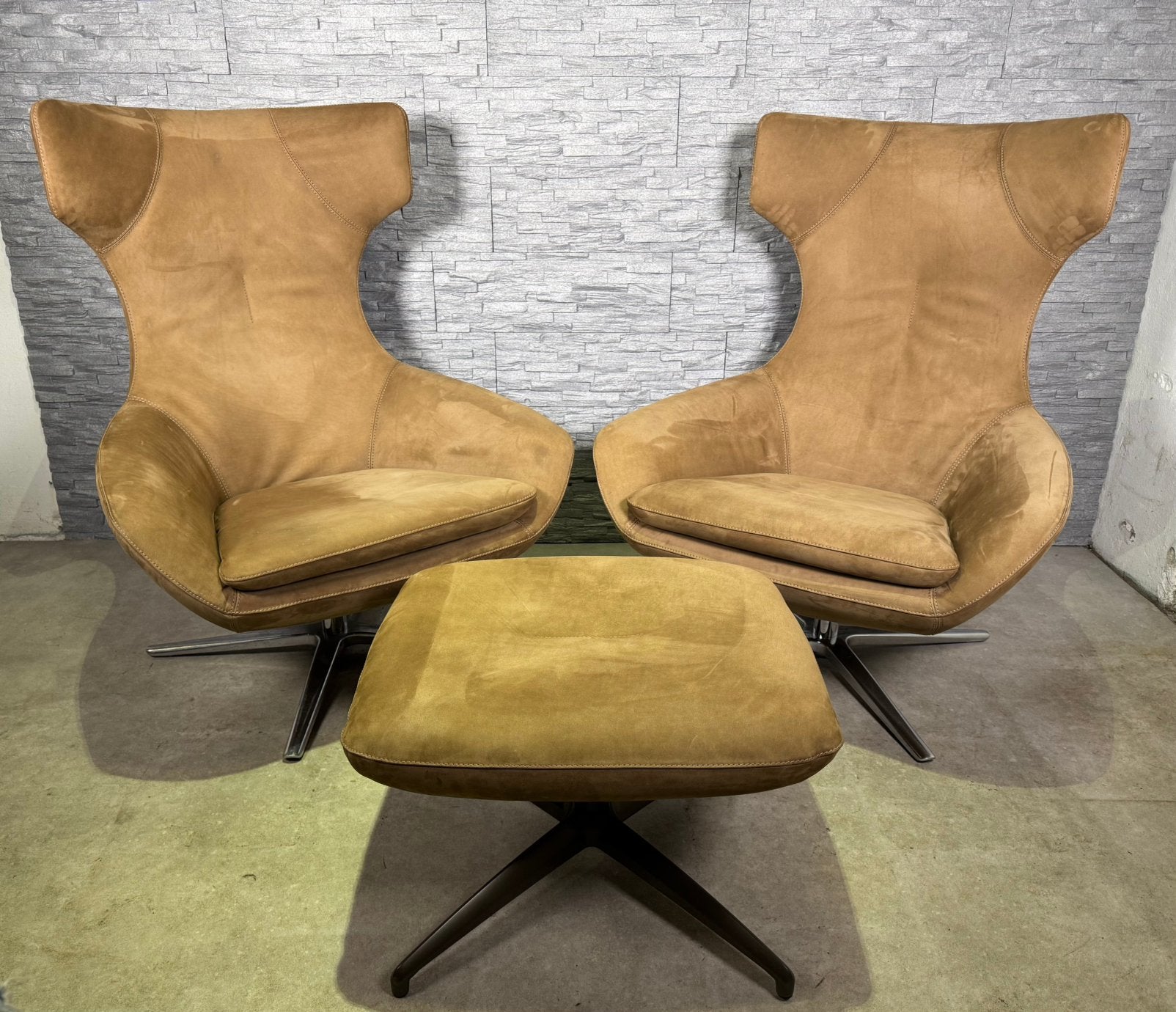 2 x Leolux Caruzzo Met 1 Hocker Bruin Nubuck Leer, Leolux, 75 tot 100 cm, Ophalen of Verzenden, Zo goed als nieuw