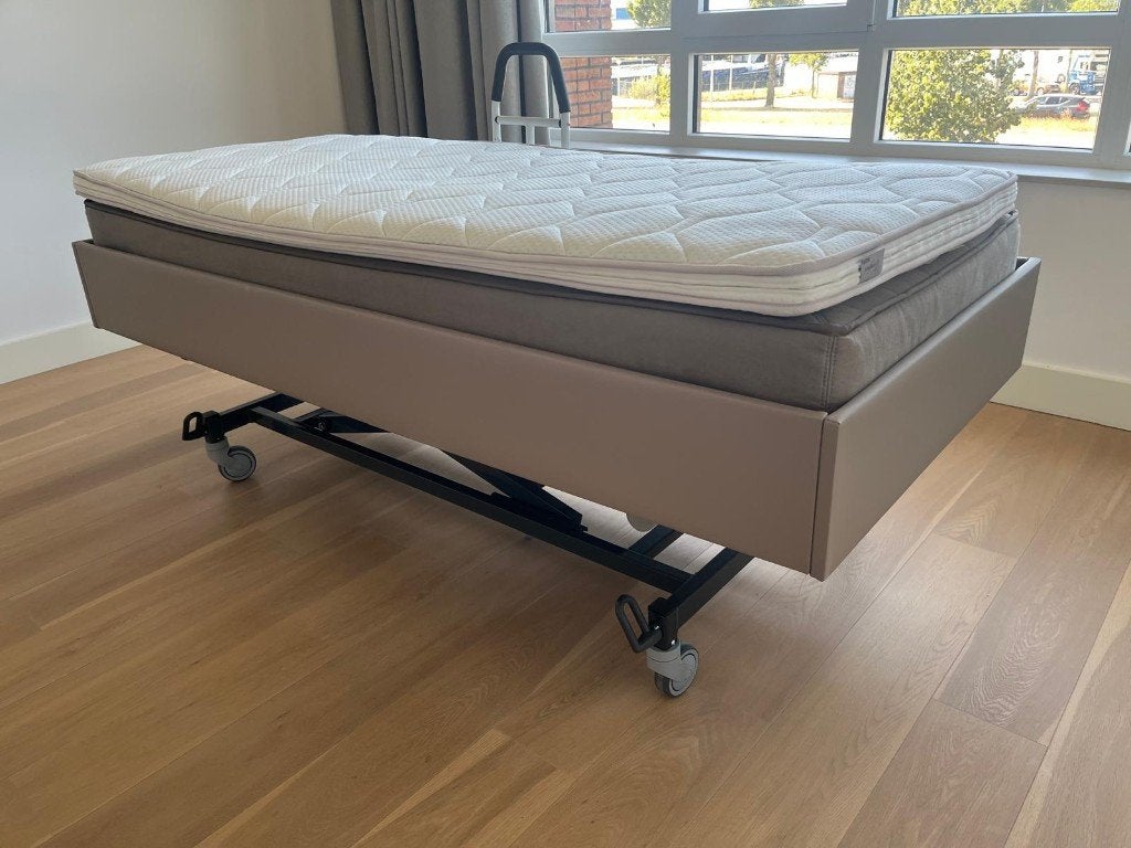 Senioren bed hoog-laag elektrisch 90x200 met garantie, Ophalen, Zo goed als nieuw