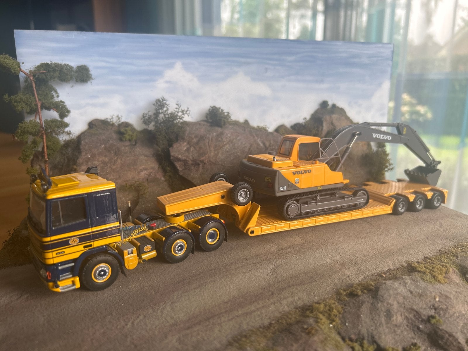 ASG DAF 95-400 Trans Logistics met Volvo EC210 graafmachine, Ophalen, Zo goed als nieuw