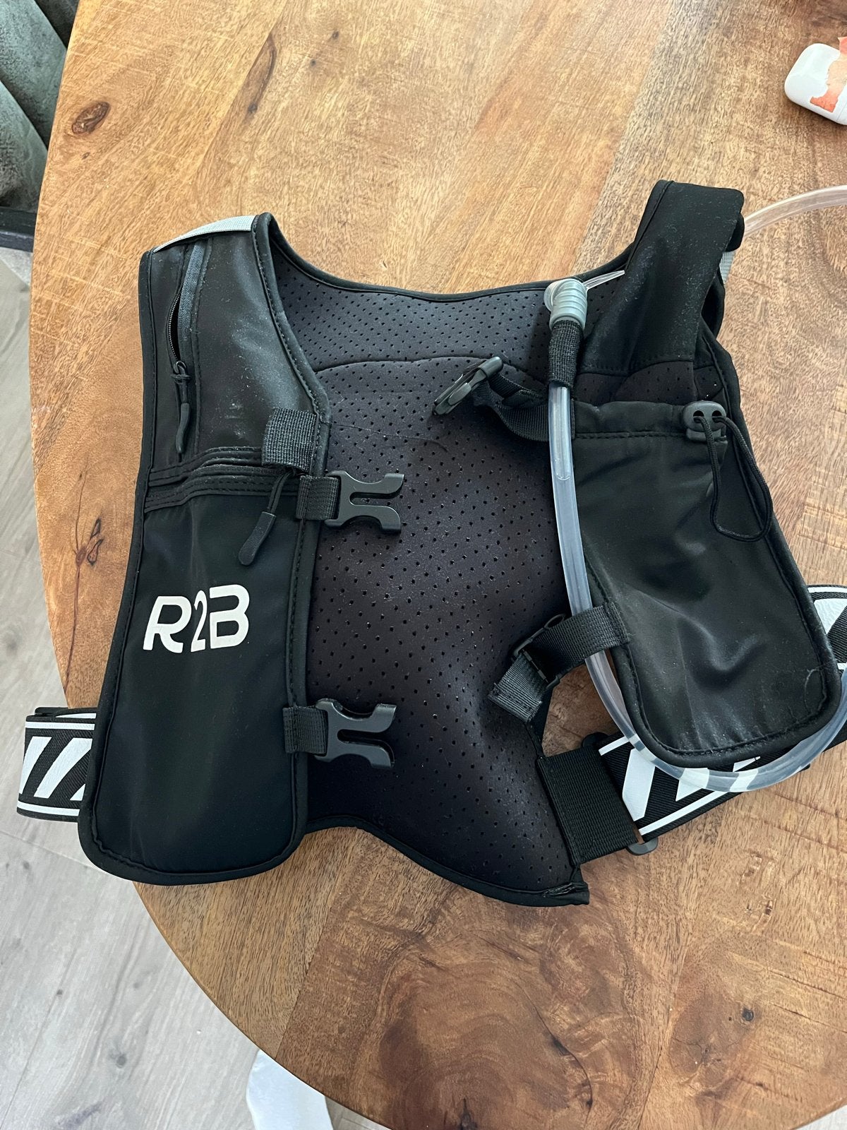 R2B Hardloopvest met waterzak - Zo goed als nieuw, Sport en Fitness, Loopsport en Atletiek, Overige merken, Overige typen, Ophalen of Verzenden