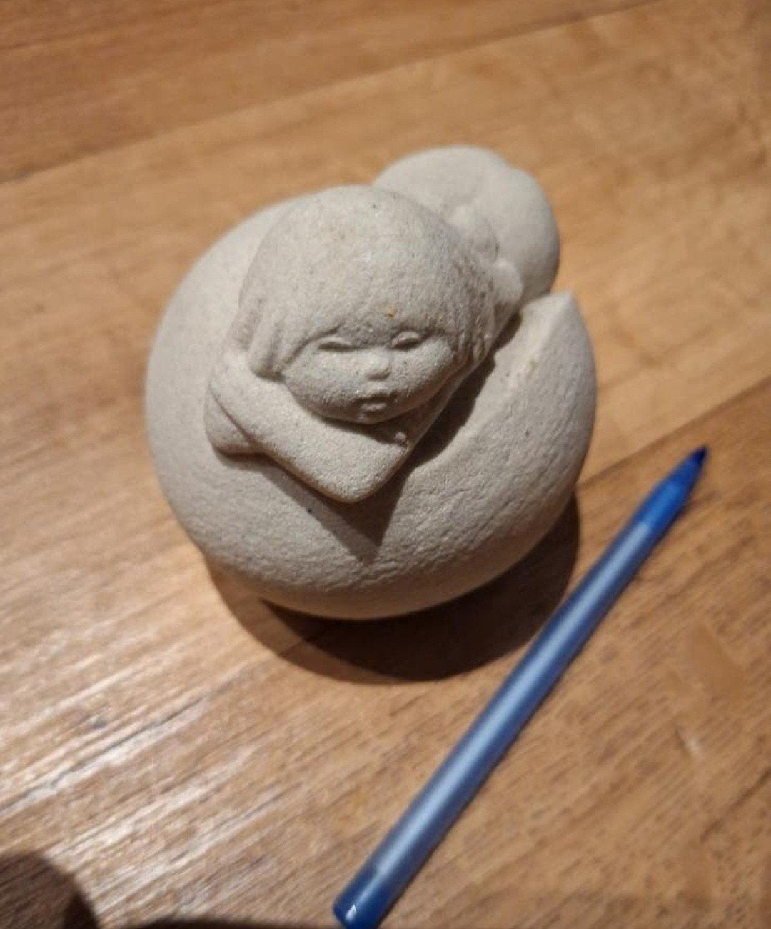 Marbell Art of Belgium beeldje - Slapend kind, Overige onderwerpen, Minder dan 20 cm, Ophalen of Verzenden, Handgemaakt