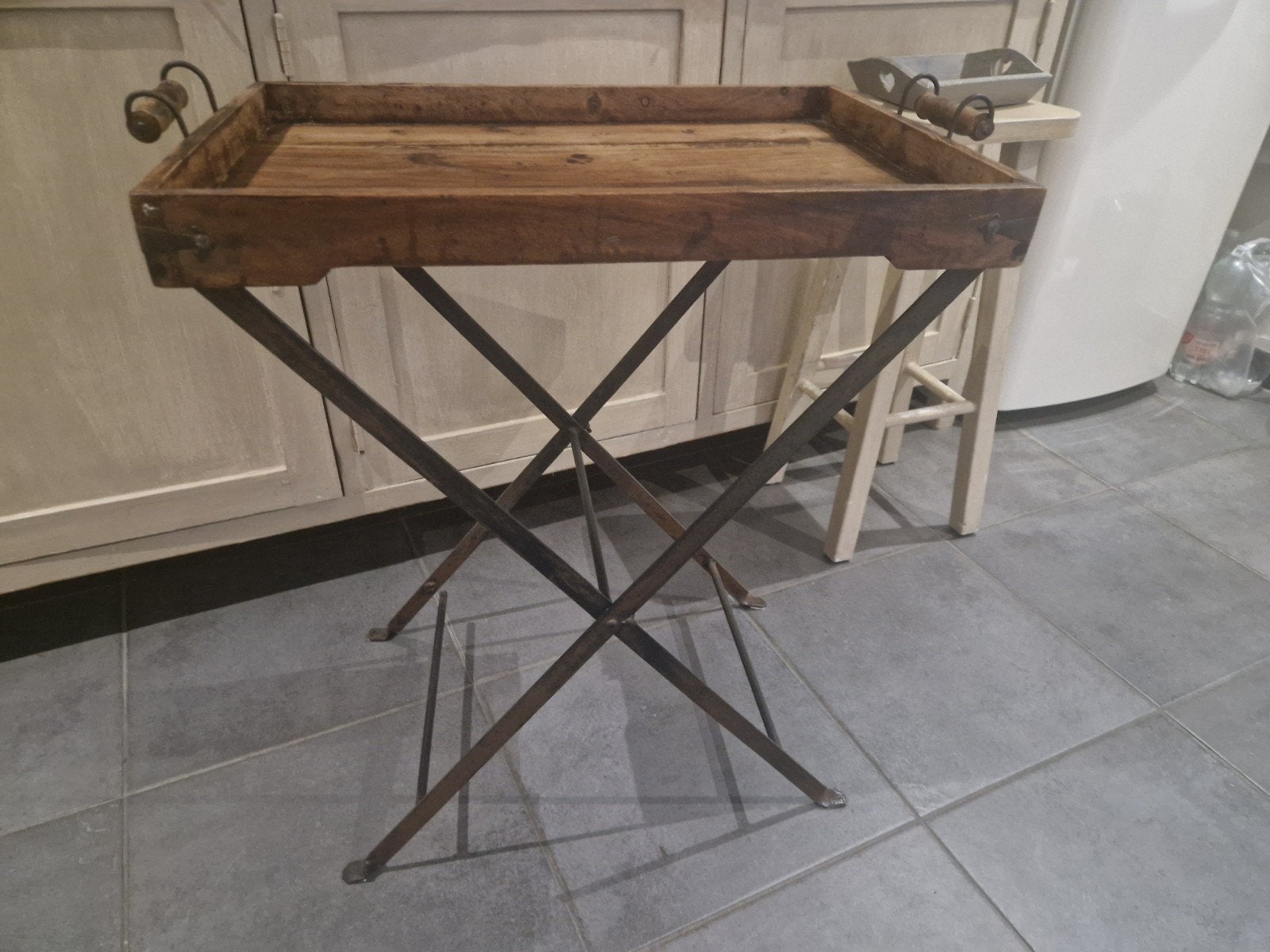 Vintage houten dienbladtafel met metalen onderstel, Antiek en Kunst, Ophalen