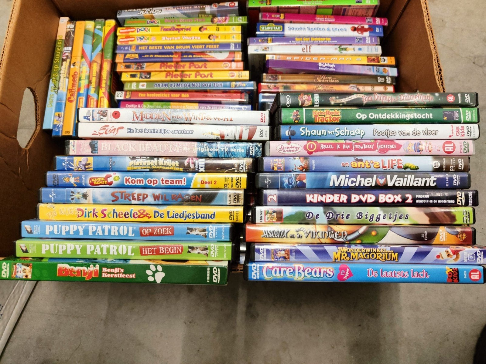 +- 80 kinder dvd's in een bananen doos, Alle leeftijden, Ophalen of Verzenden, Zo goed als nieuw