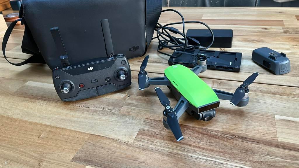 DJI Spark drone + controller – met 1 accu, 250 tot 900 gram, Gebruikt, Cameradrone, 1 tot 5 kilometer