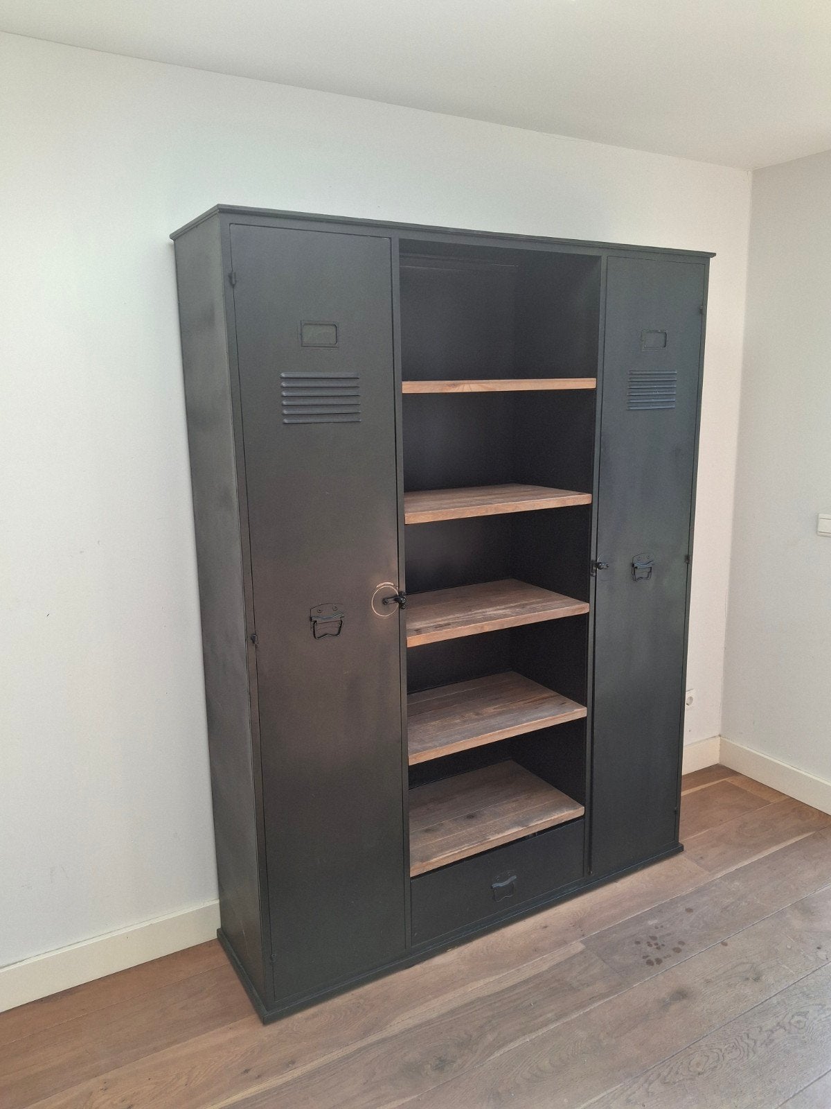 Industriële locker (mat zwart) kast met houten planken, Huis en Inrichting, 100 tot 150 cm, 25 tot 50 cm, Ophalen, Overige houtsoorten