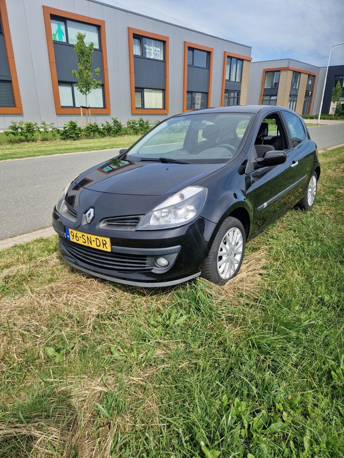 Renault Clio 1.6 16V 82KW Dyncmf 3-DRS E4 2006 Zwart, Auto's, Renault, Voorwielaandrijving, Zwart, 4 cilinders, Adaptieve lichten