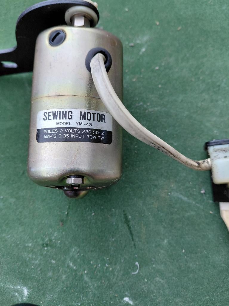 te koop 2 stuks naai machine moters  geheel compleet, Hobby en Vrije tijd, Naaimachines en Toebehoren, Ophalen of Verzenden, Zo goed als nieuw