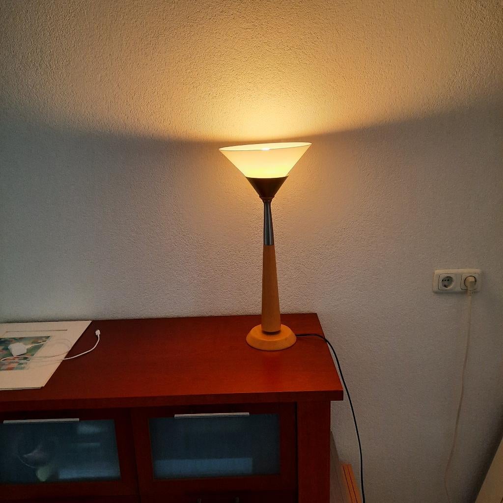 Vintage houten tafellamp met melkwitte glazen kap, Gebruikt, 50 tot 75 cm, Glas, Ophalen