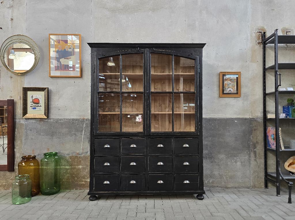 Vintage Zwarte Apothekers Vitrine | Grote Houten Vitrinekast, Gebruikt, 200 cm of meer, 150 tot 200 cm, Ophalen of Verzenden
