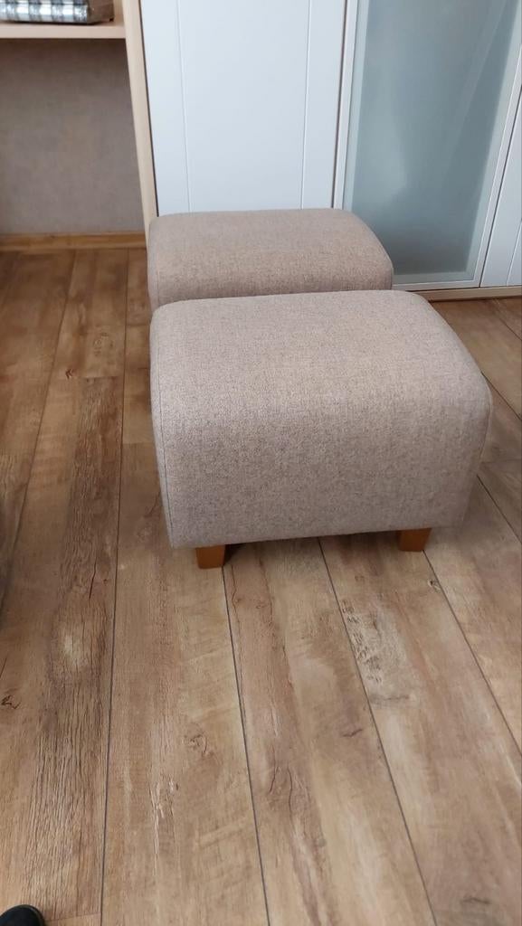 Twee luxe poefs in goede staat, Minder dan 50 cm, Gebruikt, Ophalen of Verzenden, Stof