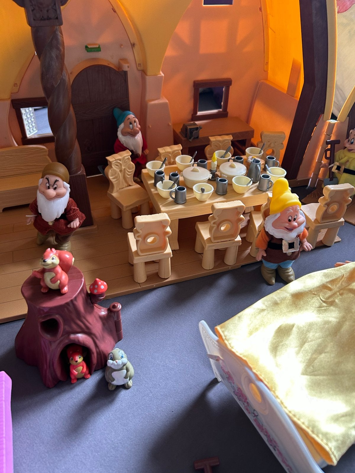 Foto 17 van Compleet Disney Sneeuwwitje huis met poppen en accessoires