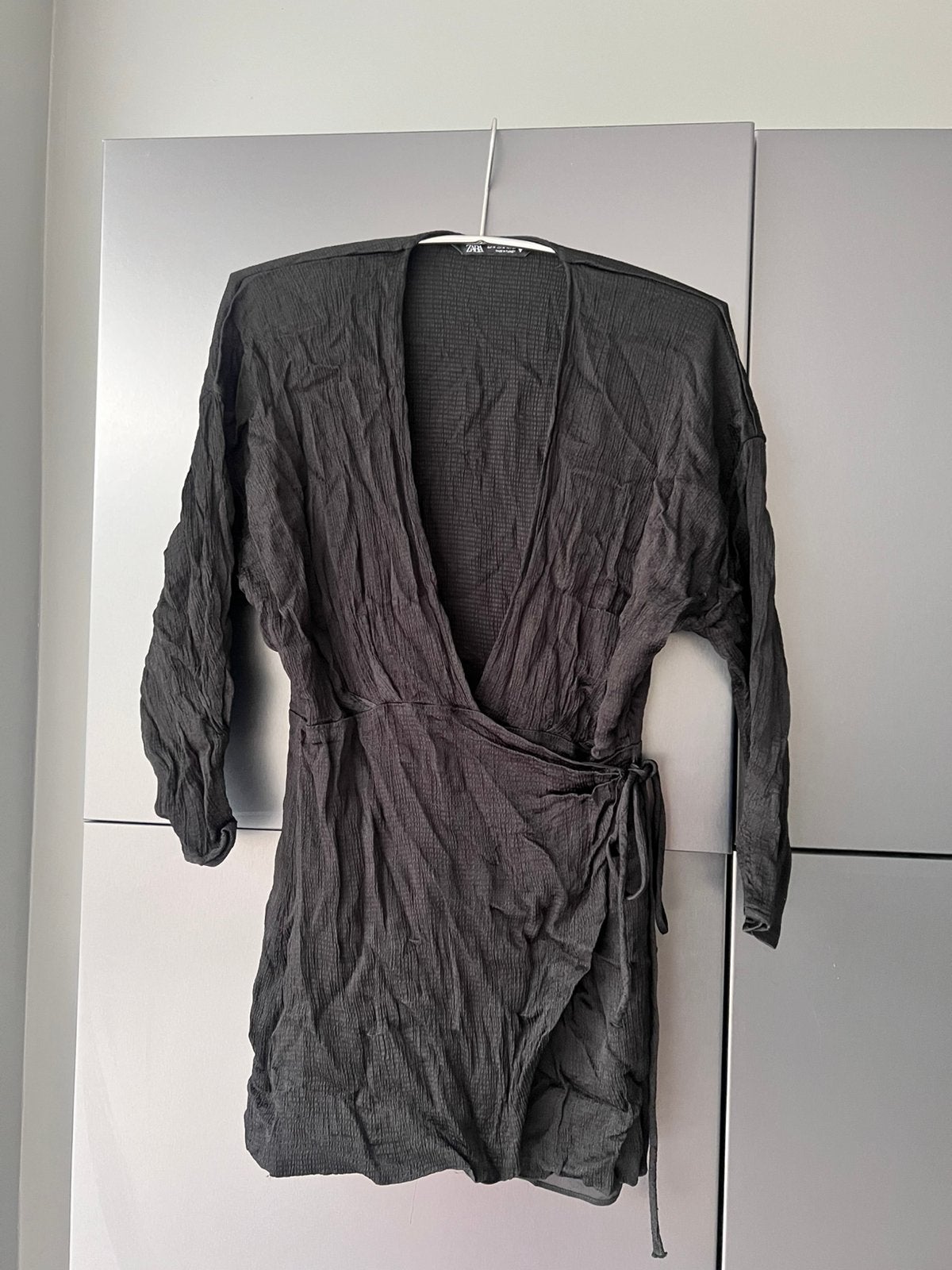 ZARA ZWARTE SATIJNEN WIKKEL BLOUSE TUNIEK  MAAT M, Kleding | Dames, Blouses en Tunieken, Ophalen of Verzenden, Zo goed als nieuw