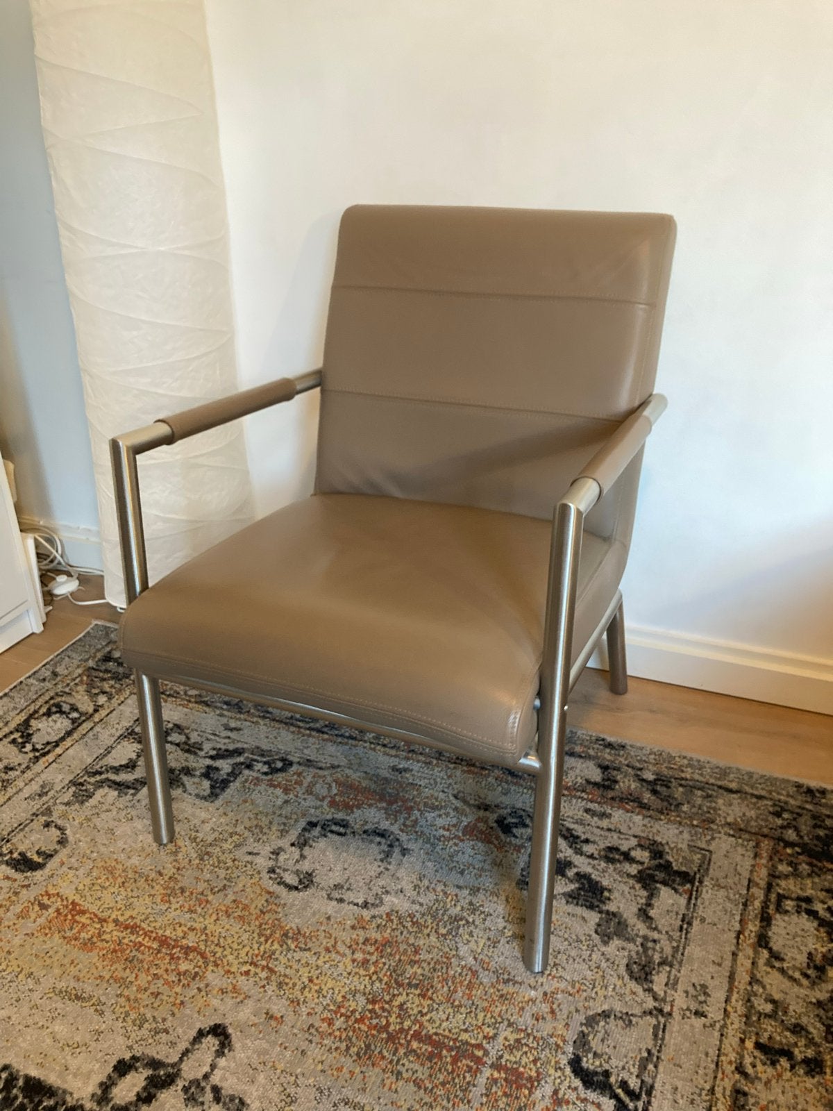 Moderne fauteuil met metalen frame en leren bekleding, Ophalen, Overige kleuren, Leer, Zo goed als nieuw