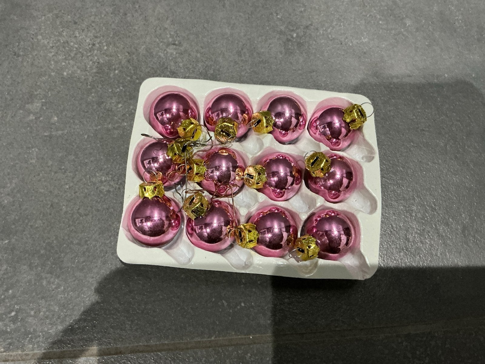 Set van 12 mini kerstballen – glanzend roze met goud – 2 cm, Ophalen of Verzenden