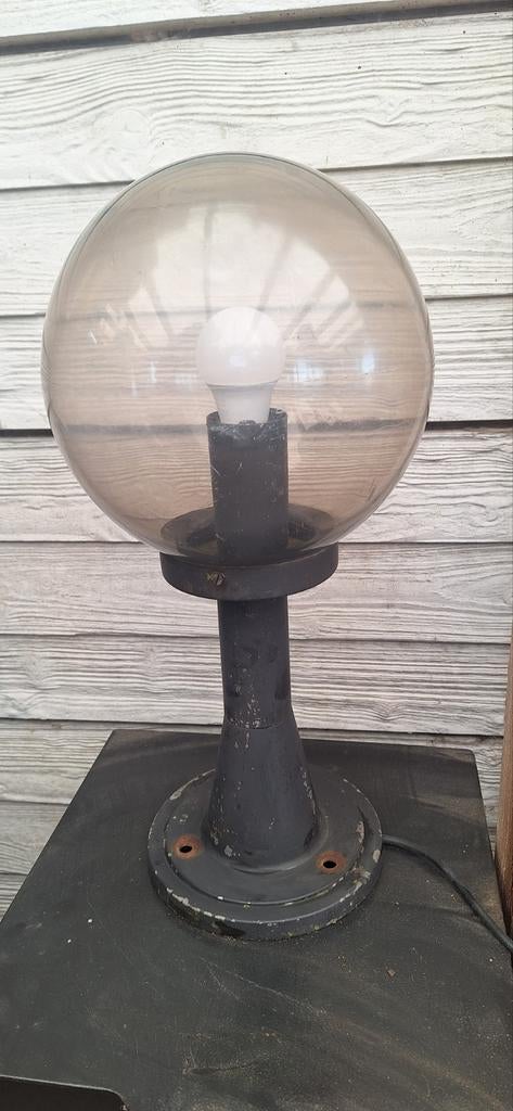 Tuinlamp met bol 50cm hoog, Tuin en Terras, Buitenverlichting, Gebruikt, Staande lamp, Ophalen of Verzenden, Netvoeding