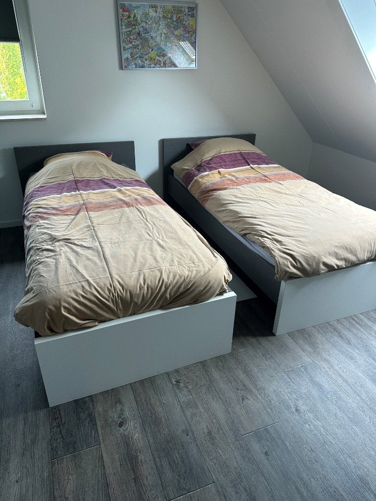 Complete jeugdkamer/seniorenkamer: 2x bed, kast, nachtkastje, Ophalen, Zo goed als nieuw, Eenpersoons, Modern, frisse kleuren (donkergrijs en alpinewit), tijdloos