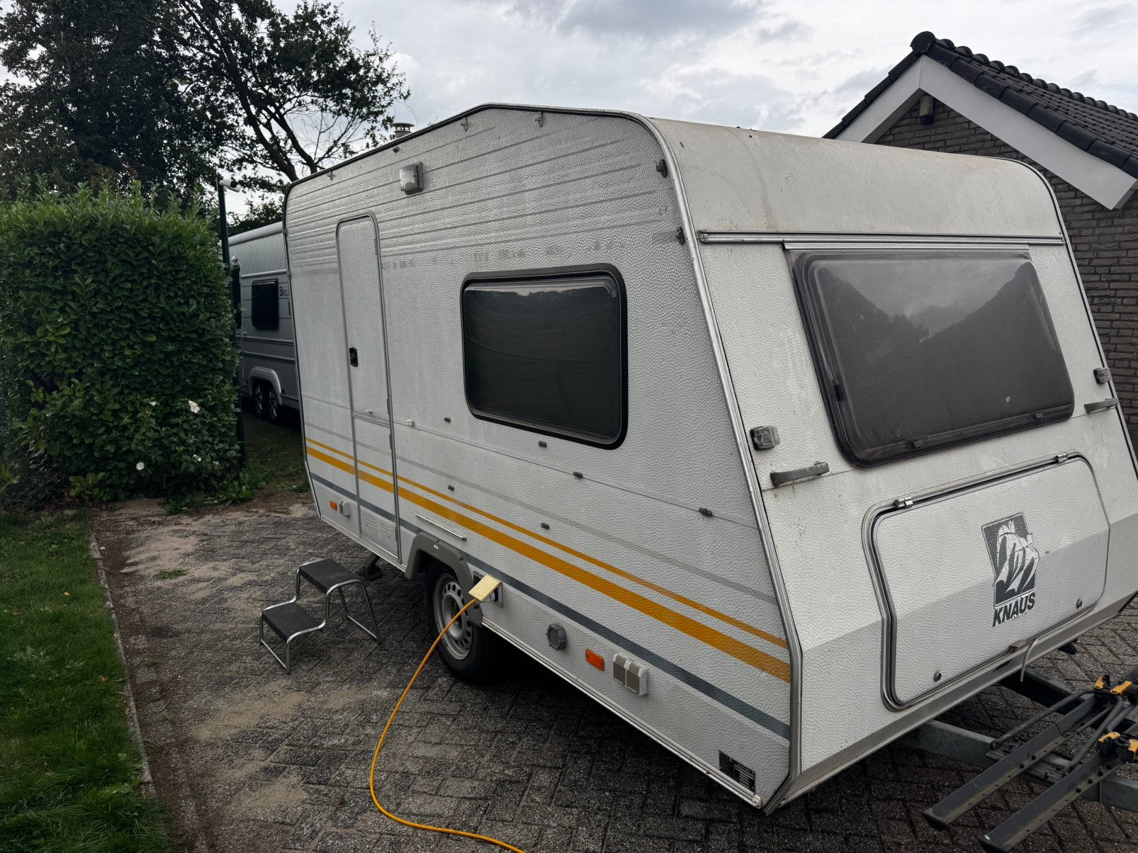 Knaus 8004 uit 1992, Rondzit, Dwarsbed, 4 tot 5 meter, 500 - 750 kg