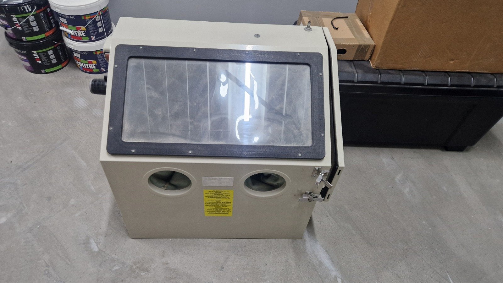 Zandstraalcabine met diverse zakken straalgrit, Doe-het-zelf en Verbouw, Ophalen, Gebruikt
