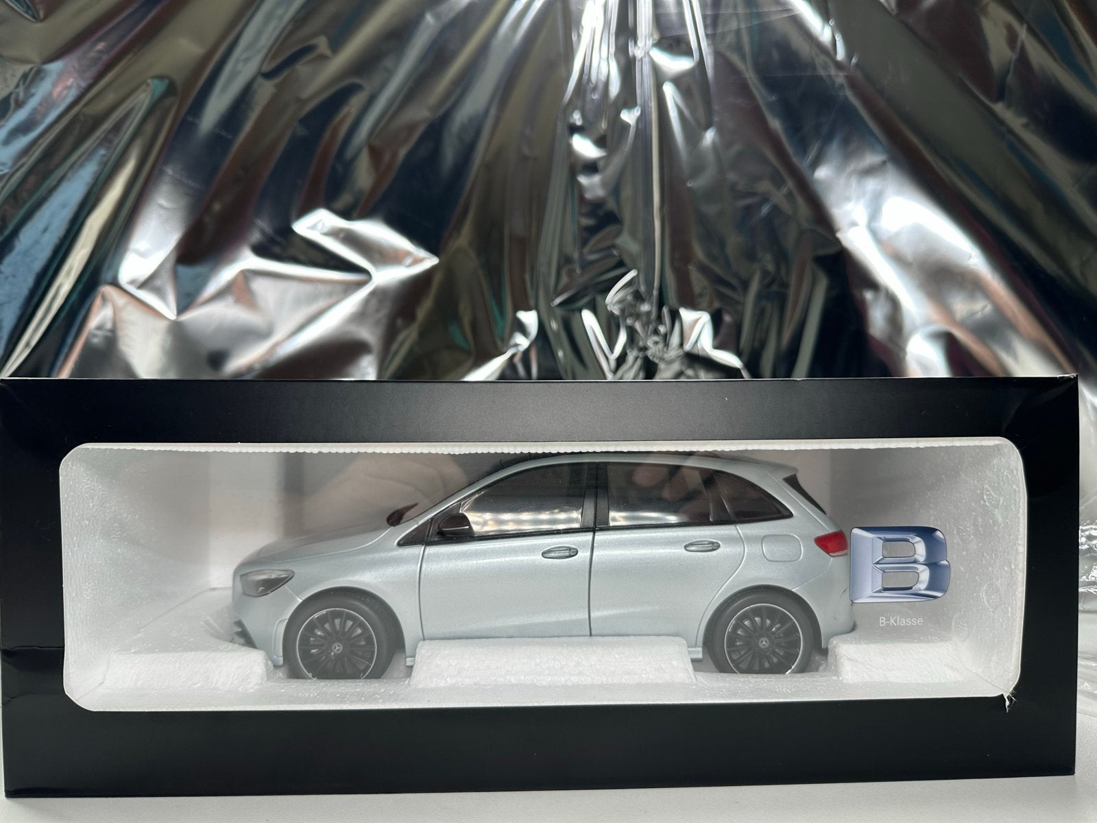 Mercedes-Benz B-Klasse modelauto 1:18 - Nieuw in doos, Hobby en Vrije tijd, Ophalen of Verzenden, Zo goed als nieuw, Auto, Overige merken