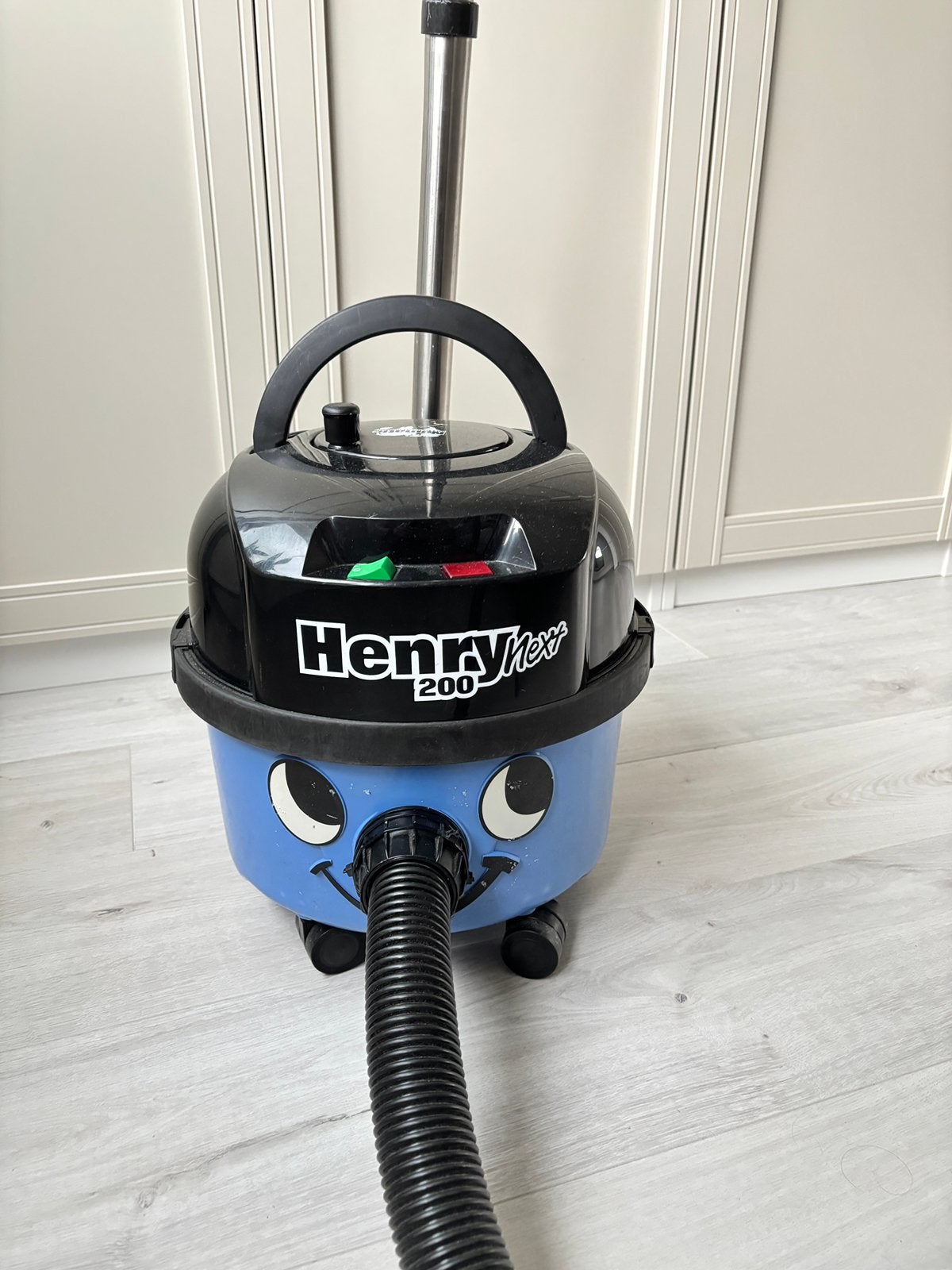 Henry Next 200 stofzuiger met 8 nieuwe stofzakken, Witgoed en Apparatuur, Inclusief accessoires, Gebruikt, Numatic, Sledestofzuiger