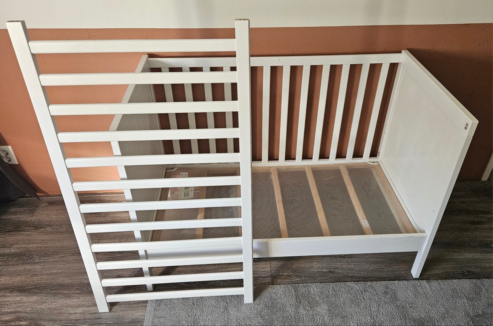 Sundvik ledikant met lattenbodem (evt. met matrasje) - 2x!, Kinderen en Baby's, Ophalen, Gebruikt, Lattenbodem, Minder dan 140 cm
