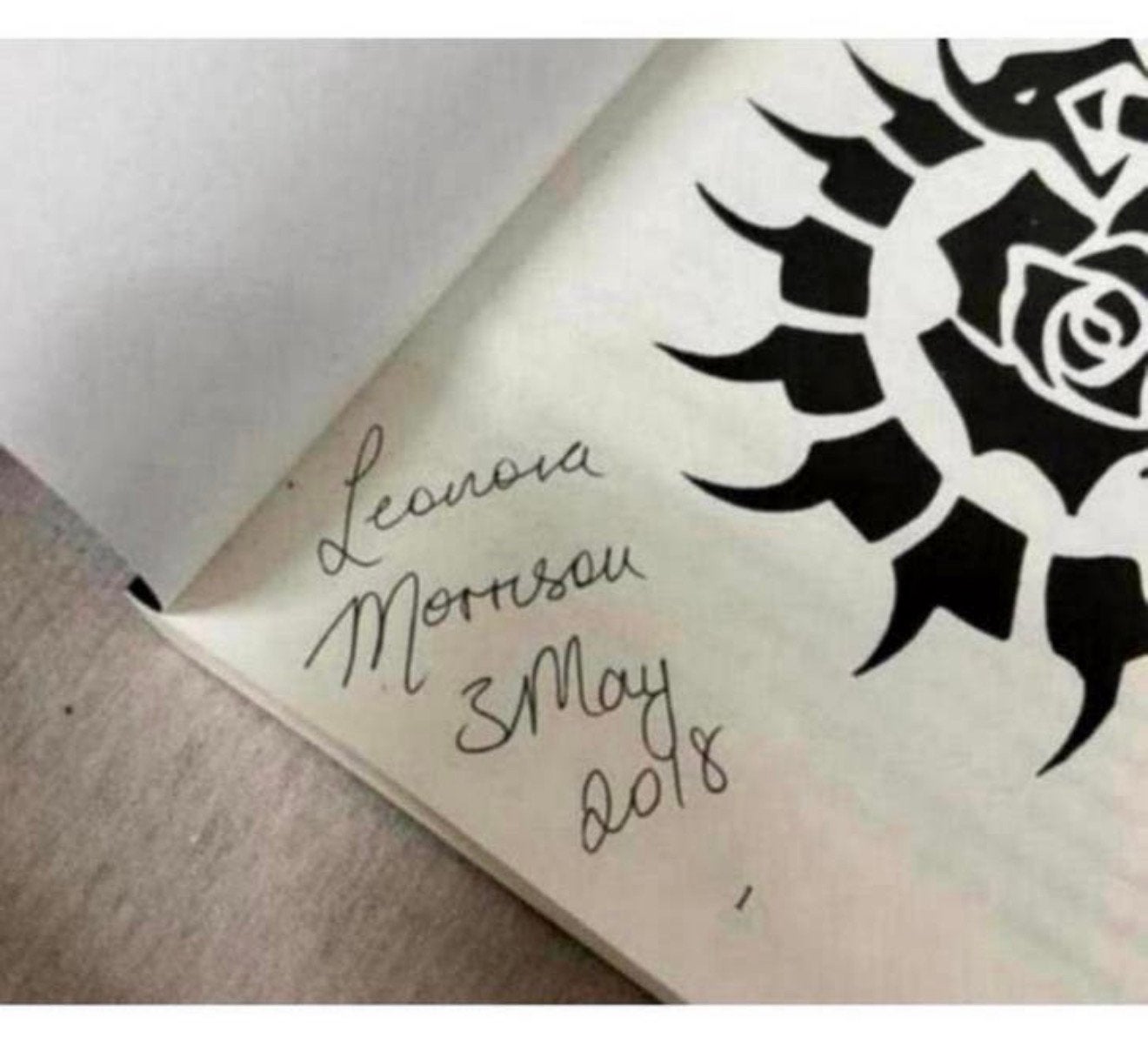 Leonora Morrison 2 + HANDTEKENING red velvet rose bed SIGNED, Verzamelen, Ophalen of Verzenden, H, H, Boek, Tijdschrift of Artikel
