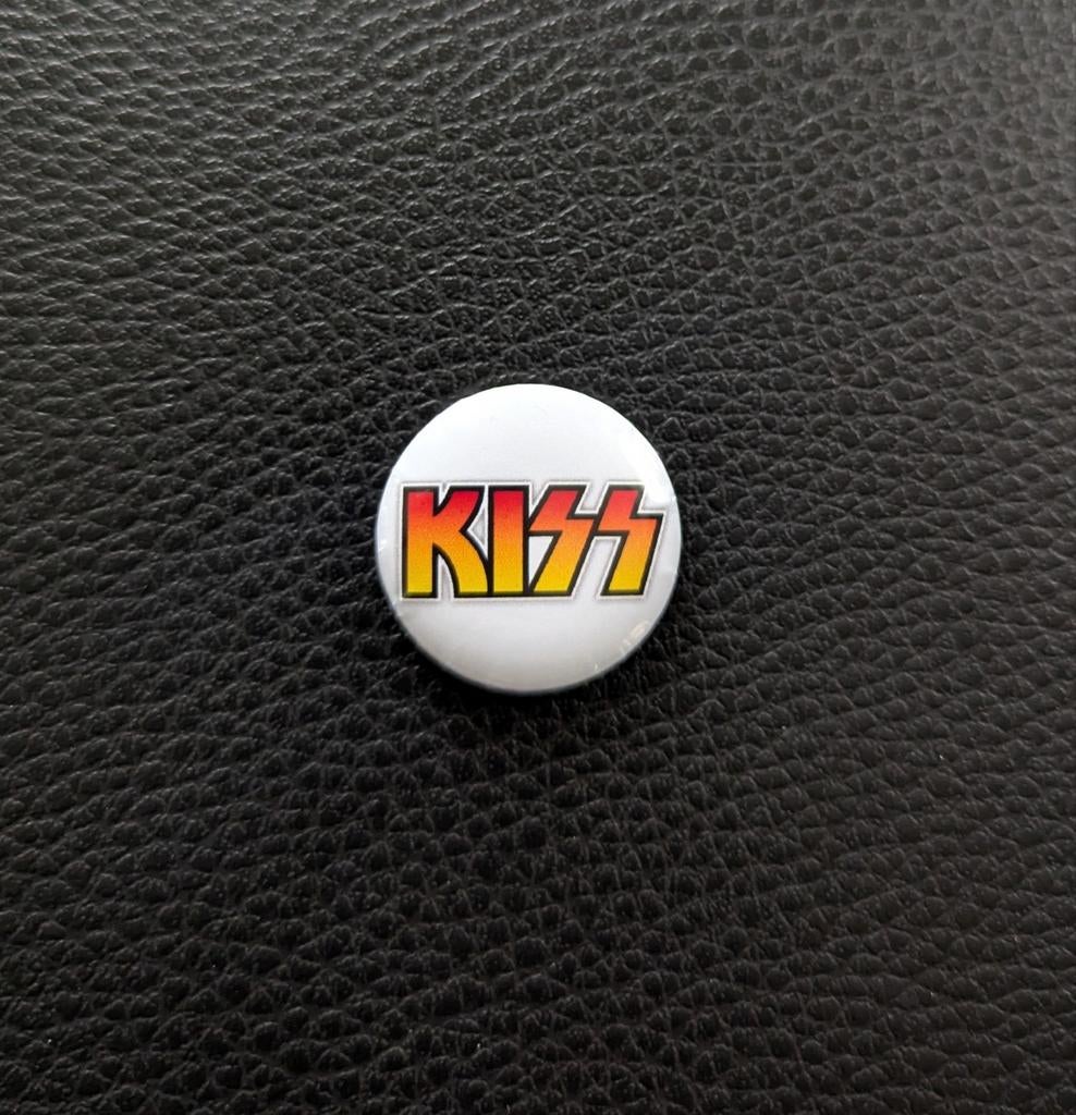 KISS – 25 mm button – rood, geel, wit, Ophalen of Verzenden