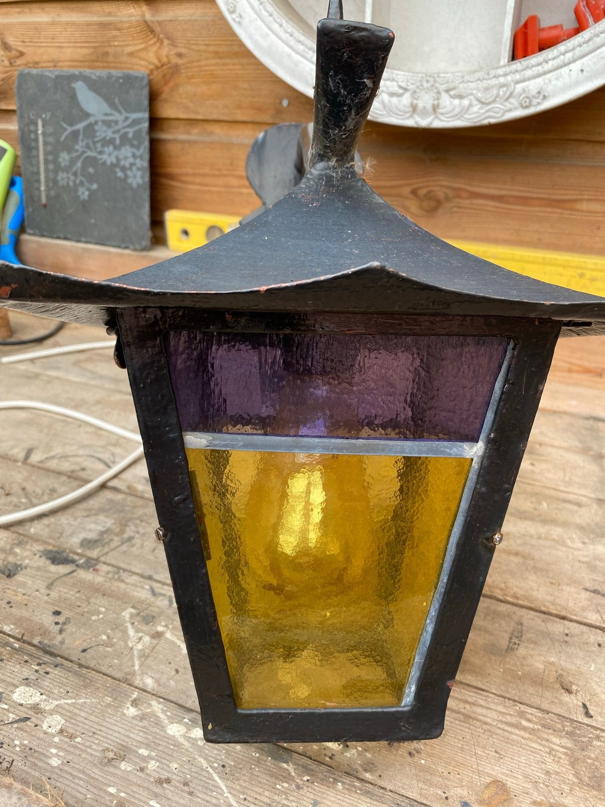 Antieke smeedijzeren buitenlamp met gekleurd glas, Ophalen