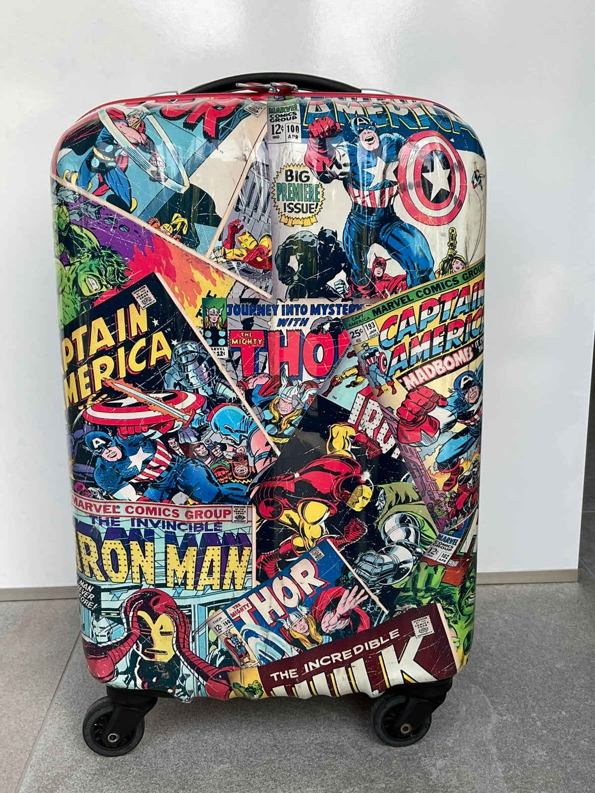 Handbagagekoffer Avengers American Tourister, Wieltjes, Gebruikt, 50 tot 60 cm, Hard kunststof