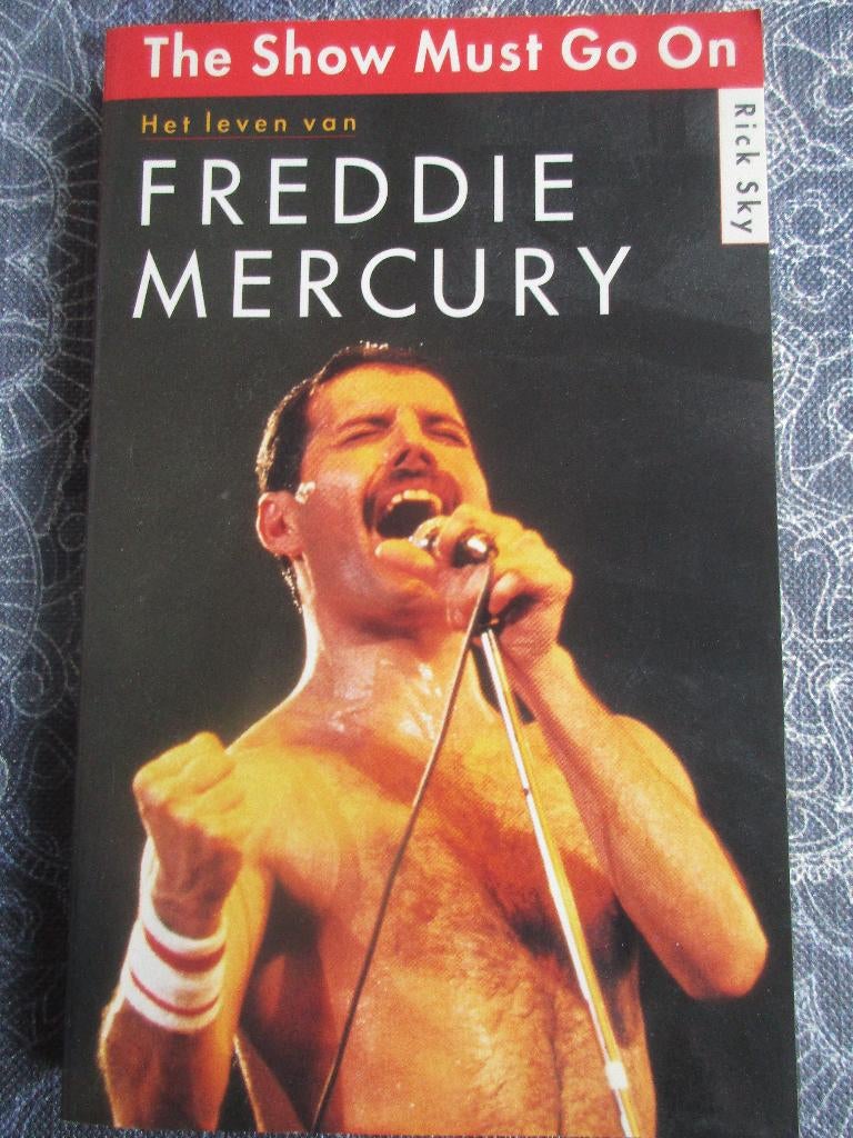 het leven van: Freddie Mercury - the show must go on, Ophalen of Verzenden, Zo goed als nieuw, Artiest