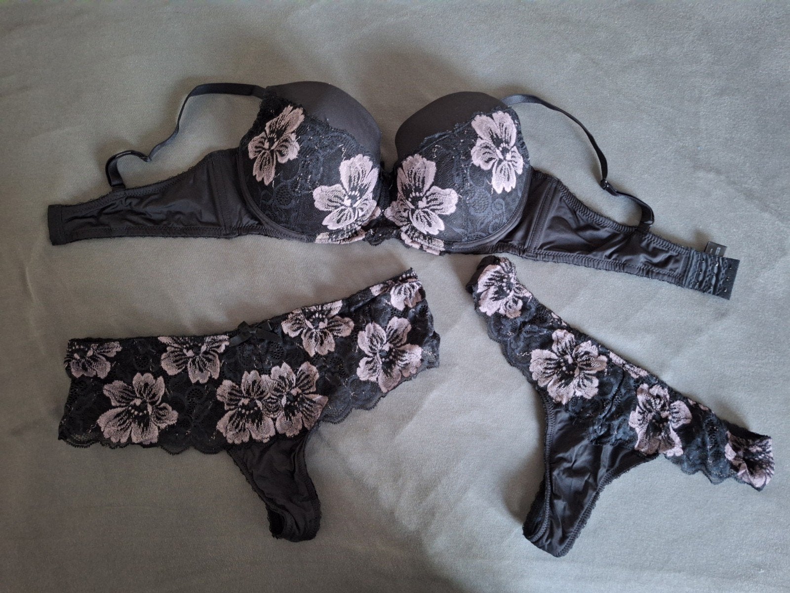 Hunkemöller Lingerie Set Zwart Kant met Roze Bloemen 85D L, Hunkemöller, Ophalen of Verzenden, Zwart, Setje