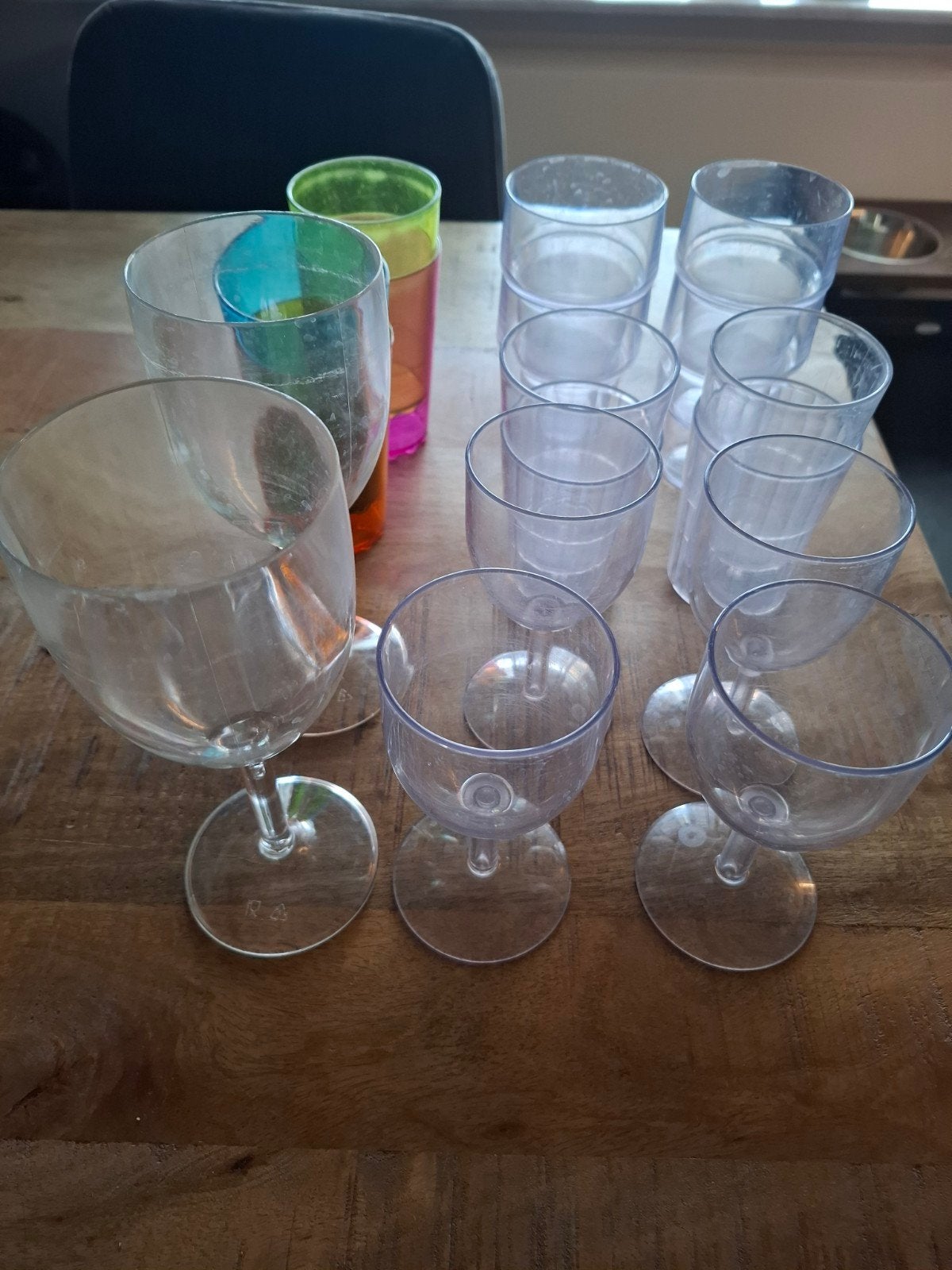 Set van 4 gekleurde en 12 transparante plastic glazen, Caravans en Kamperen, Ophalen of Verzenden, Gebruikt