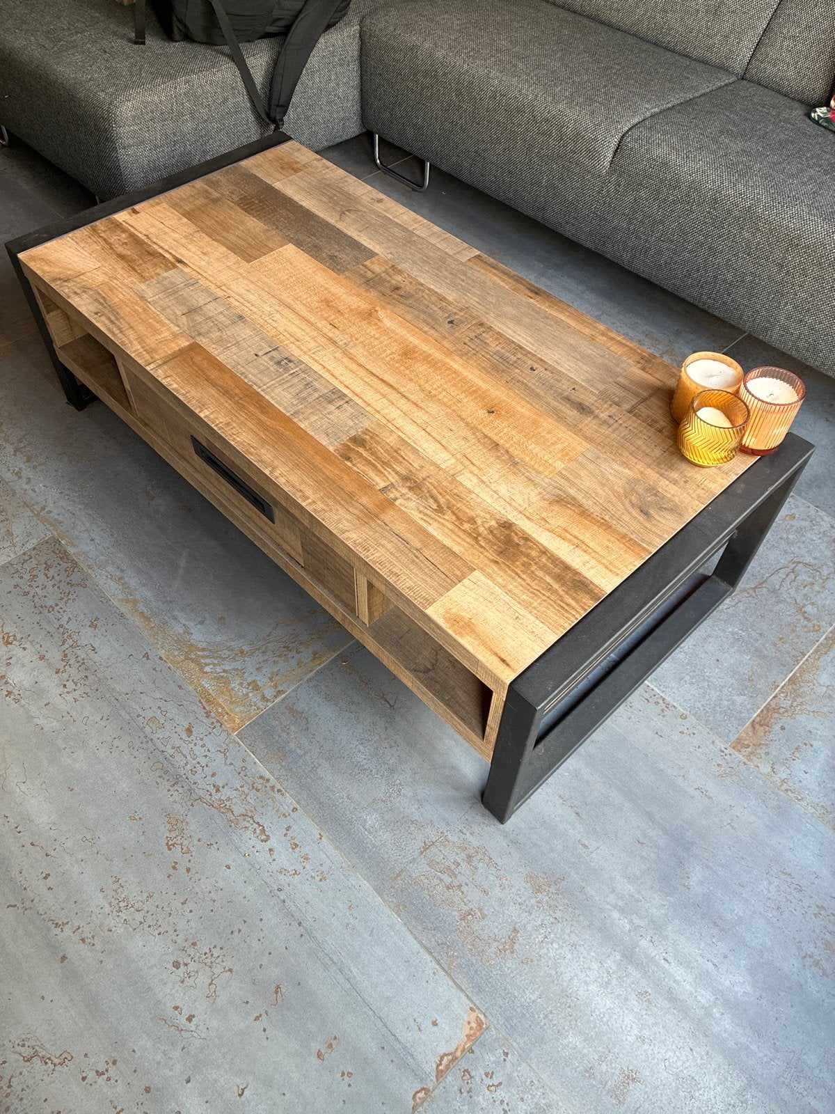 Robuuste salontafel van mangohout met lade en opbergvakken, Huis en Inrichting, Tafels | Salontafels, Ophalen, Gebruikt, 100 tot 150 cm