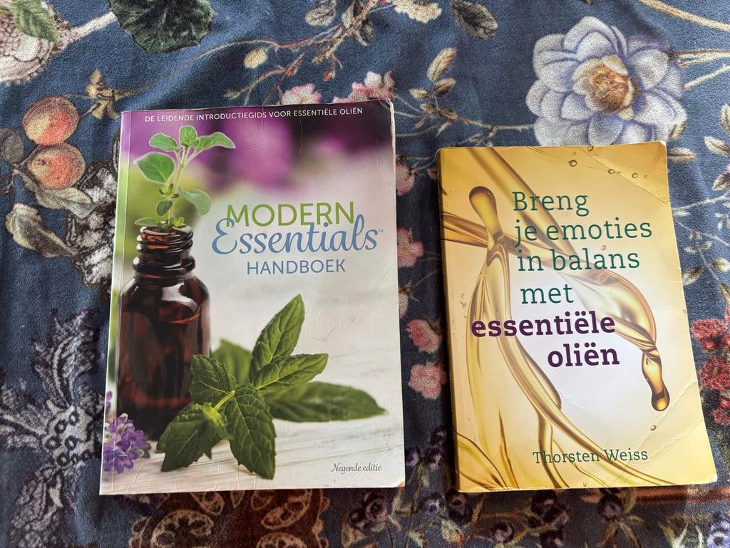 Doterra essenials boeken, Ophalen of Verzenden, Zo goed als nieuw, Tarot of Kaarten leggen, Overige typen