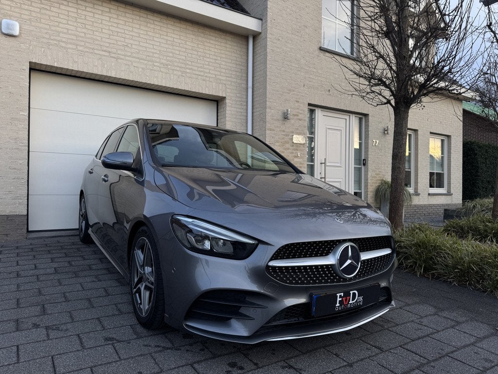Mercedes-Benz B-Klasse 180 AMG Aut Panoramadak Widescreen Sf, Auto's, 136 pk, 4 cilinders, 700 kg, Bedrijf
