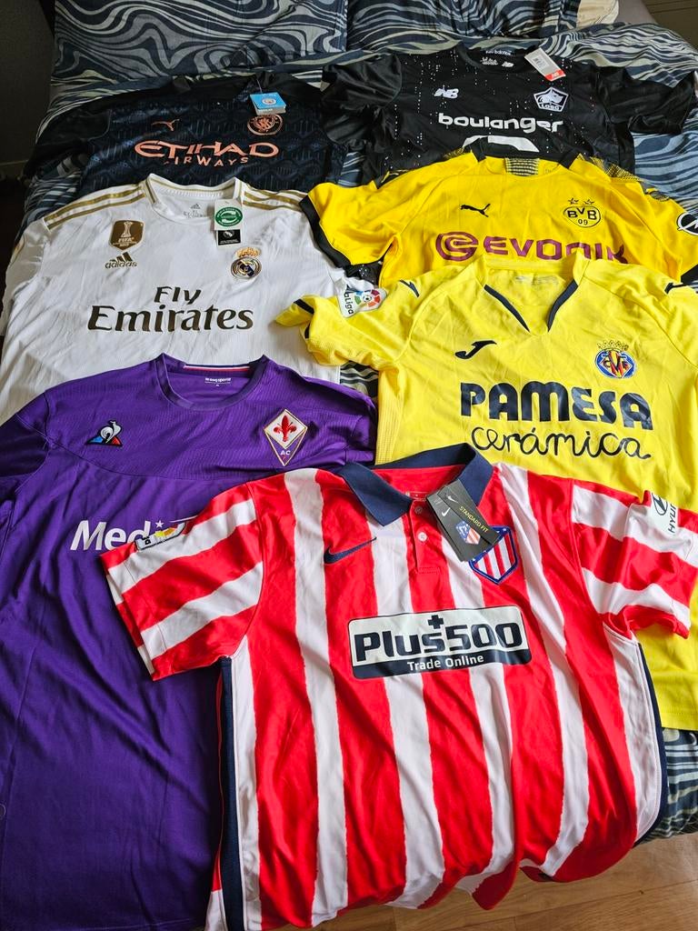 Voetbal t schit . 15 euro per . Weg is weg ..... zelf op hal, Seizoenskaart, Eén persoon
