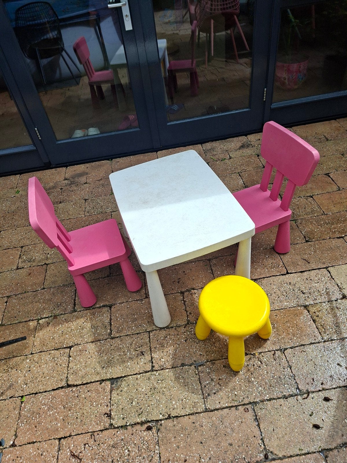 Ikea Mammut kindertafel, 2 roze stoelen en 1 geel krukje, Ophalen, Gebruikt, Tafel(s) en Stoel(en)