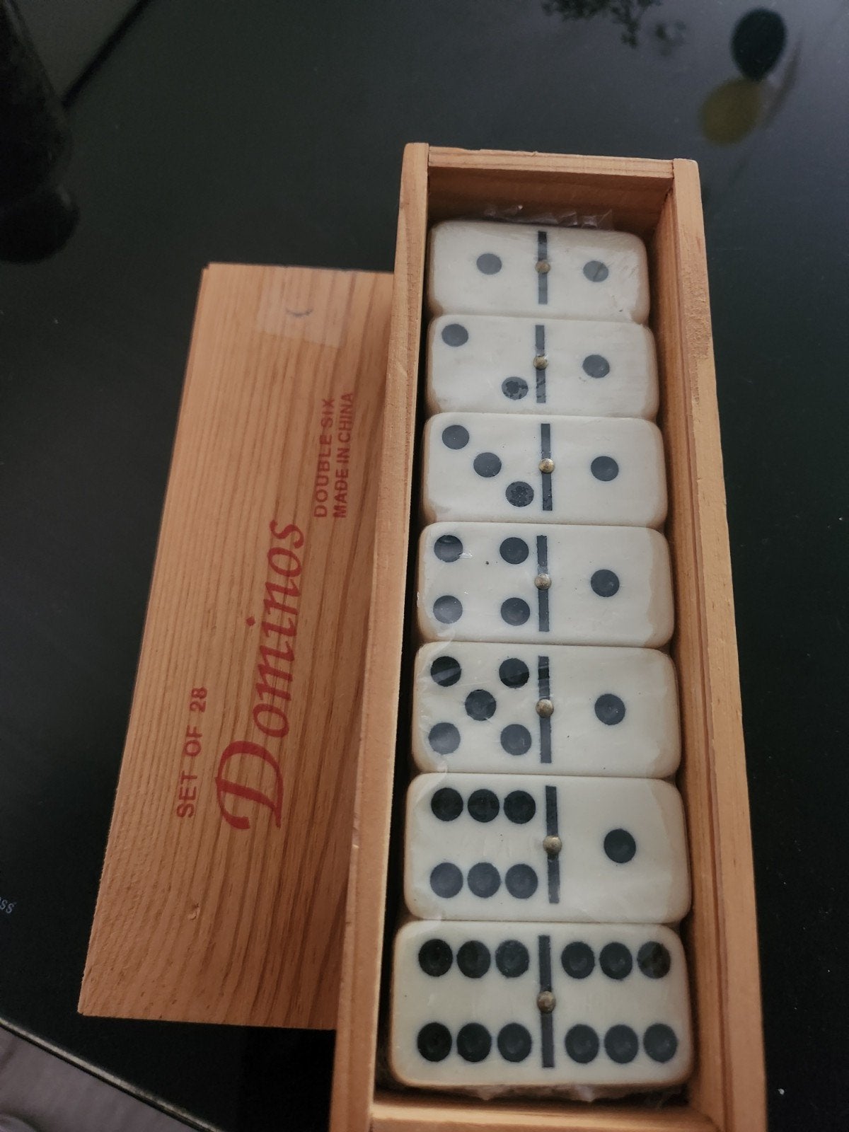 Dominos spel nieuw in doos, Hobby en Vrije tijd, Gezelschapsspellen | Bordspellen, Onbekend, Nieuw, Ophalen of Verzenden, Een of twee spelers