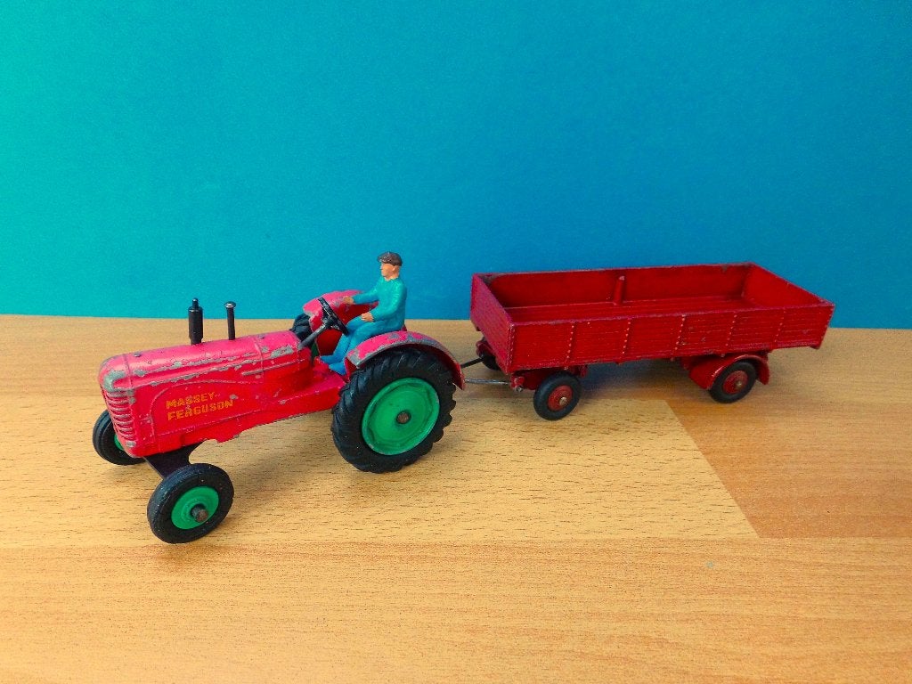 DINKY TOYS 300 & 70 MASSEY FERGUSON TRACTOR & FRENCH TRAILER, Ophalen of Verzenden, Gebruikt, Tractor of Landbouw, Dinky Toys