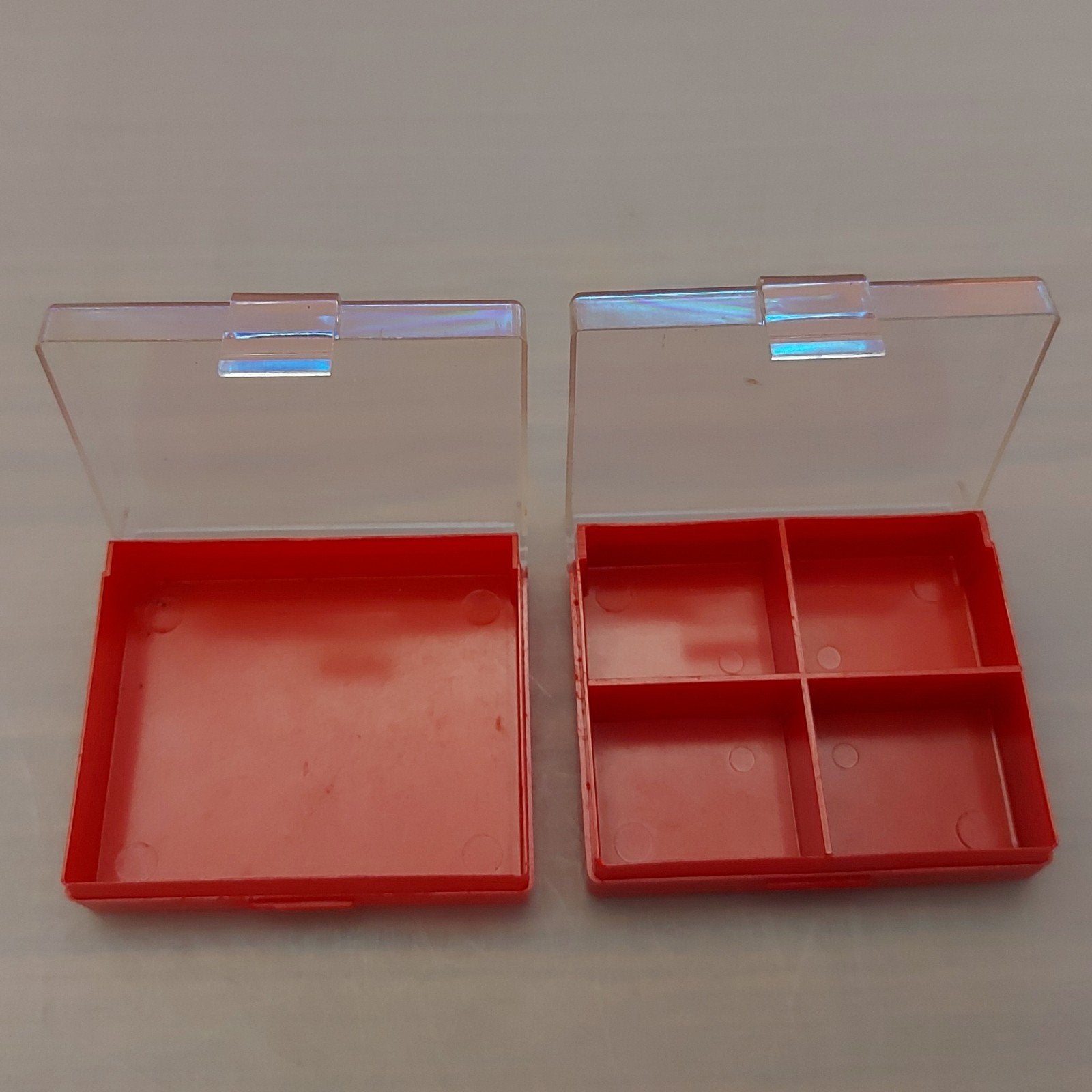 2 oude kleine rode doosjes met doorzichtige deksel, samen:, Doe-het-zelf en Verbouw, Doos, Minder dan 35 cm, Minder dan 50 cm