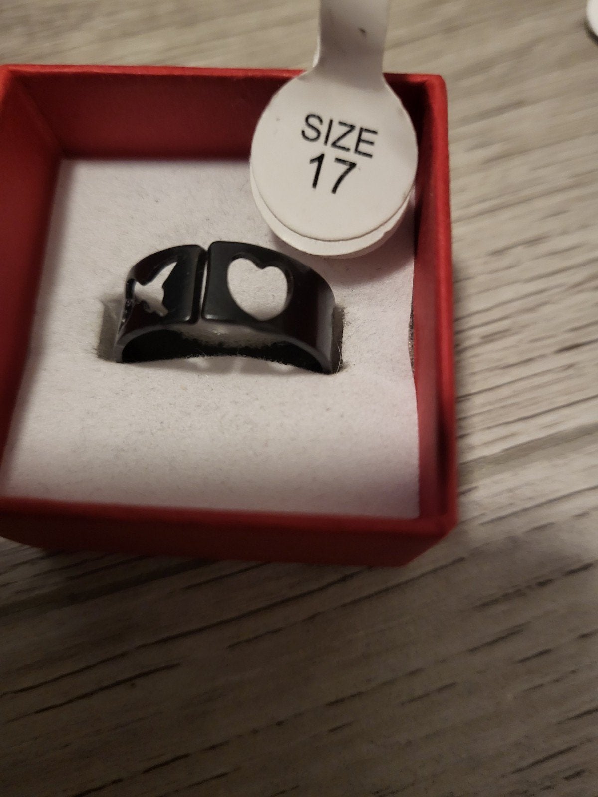 Nieuwe zwarte ring met vlinder en hart - Maat 17, Overige materialen, Zwart, Nieuw, Ophalen of Verzenden
