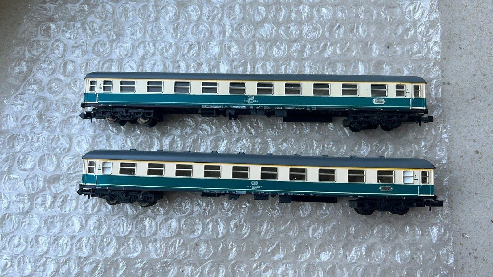 2x Minitrix N Crème Oceaanblauwe rijtuigen.zie omschrijving, Gelijkstroom, Trix, Wagon, Ophalen of Verzenden