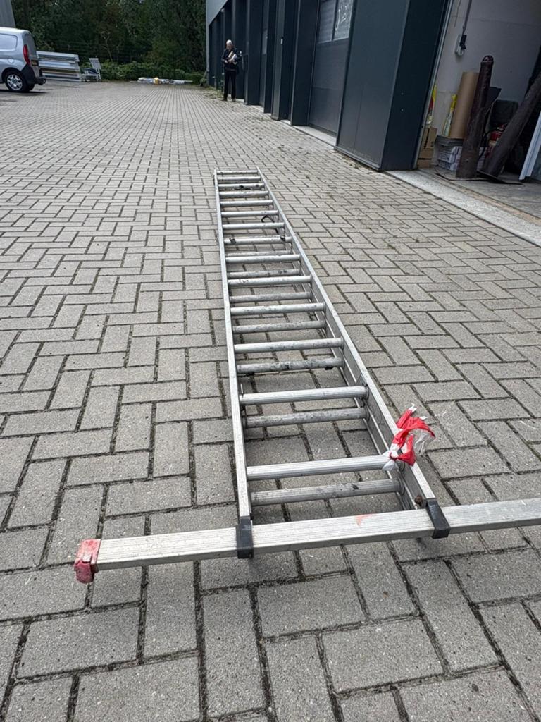 Uitschuifbare ladder 3,93m (uitgeschoven 6,87m), Doe-het-zelf en Verbouw, Ladders en Trappen, Gebruikt, Ophalen of Verzenden, Ladder