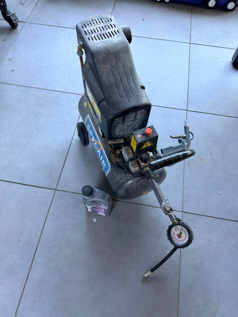 Compressor 24 liter 230V - Ideaal voor thuisgebruik, Ophalen, Gebruikt, 6 tot 10 bar, Minder dan 200 liter/min