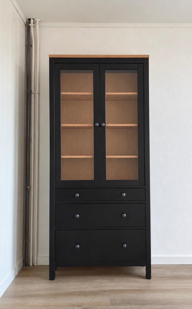 Hemnes vitrine kast met 3 lades, Huis en Inrichting, Kasten | Ladekasten, Ophalen, Grenenhout, 50 tot 100 cm, Zo goed als nieuw
