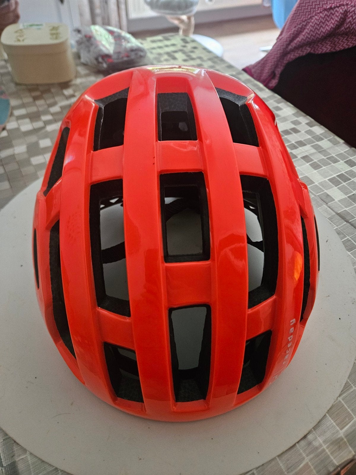 Signaaloranje fietshelm ongedragen, Ophalen