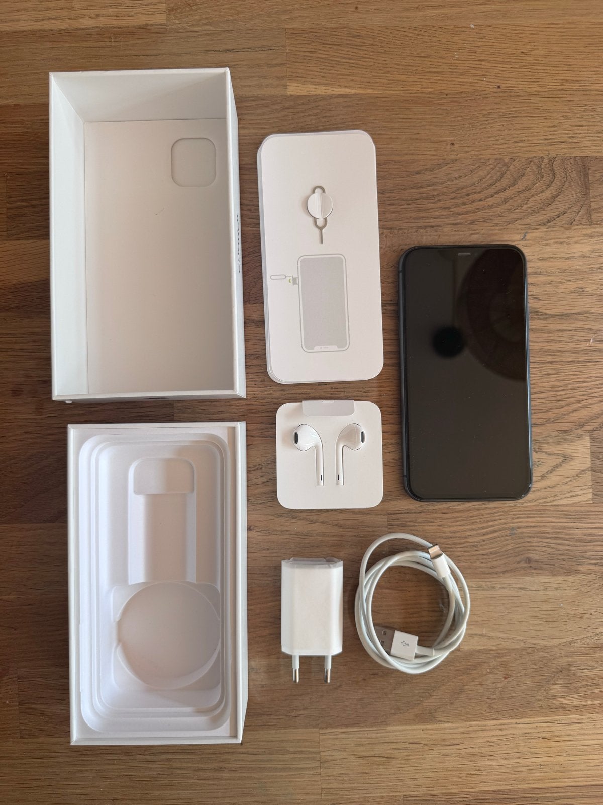 iPhone 11 64GB Zwart - Zo goed als nieuw met accessoires, Telecommunicatie, Mobiele telefoons | Apple iPhone, Zwart, Zo goed als nieuw