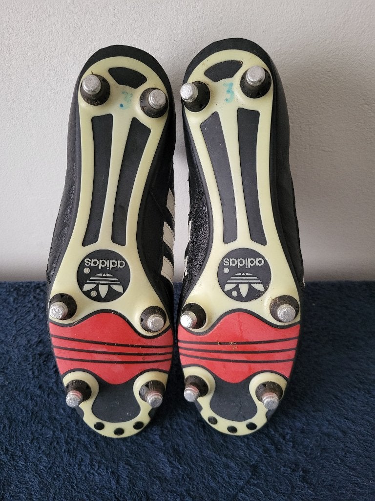 Adidas voetbalschoenen maat 42 2/3 + scheenbeschermers, Kleding | Heren, Schoenen, Verzenden, Zo goed als nieuw, Zwart, Sportschoenen