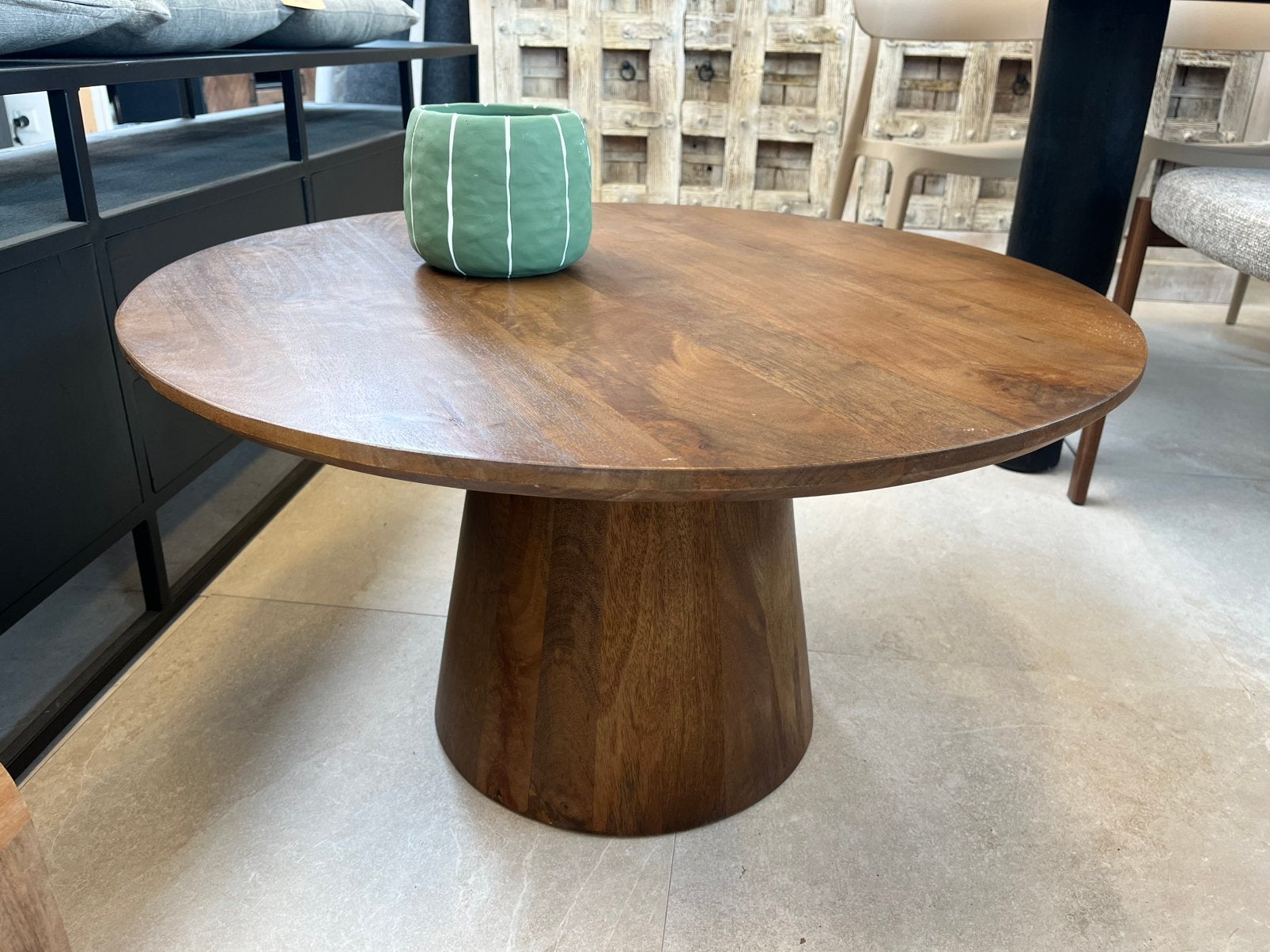 Magazijn leegverkoop ronde salontafel mangohout conische